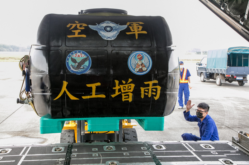 降雨雲系今天(9日)通過全台主要水庫集水區，水利署把握機會，與空軍單位、中山科學研究院合作，在石門、曾文等8座水庫實施人工增雨，盼為水庫增加更多蓄水量。（示意圖/軍聞社提供）
