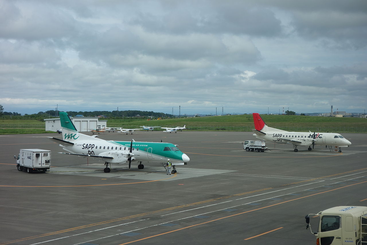 北海道空中系統航空公司(Hokkaido Air System)表示，12日中午左右要從奧尻機場飛往函館的航班上，一名男乘客在機艙內不願戴口罩，空服員於是要求男乘客戴上。(圖取自維基／示意圖)