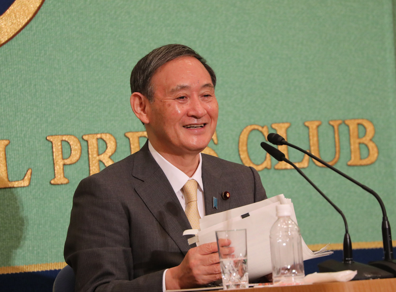 日本執政黨自由民主黨14日舉行總裁（主席）選舉，3名候選人當中，外界預估內閣官房長官菅義偉可能成為首相安倍晉三接班人。圖為菅義偉12日出席東京的一場討論會。.(資料照片/中央社)
