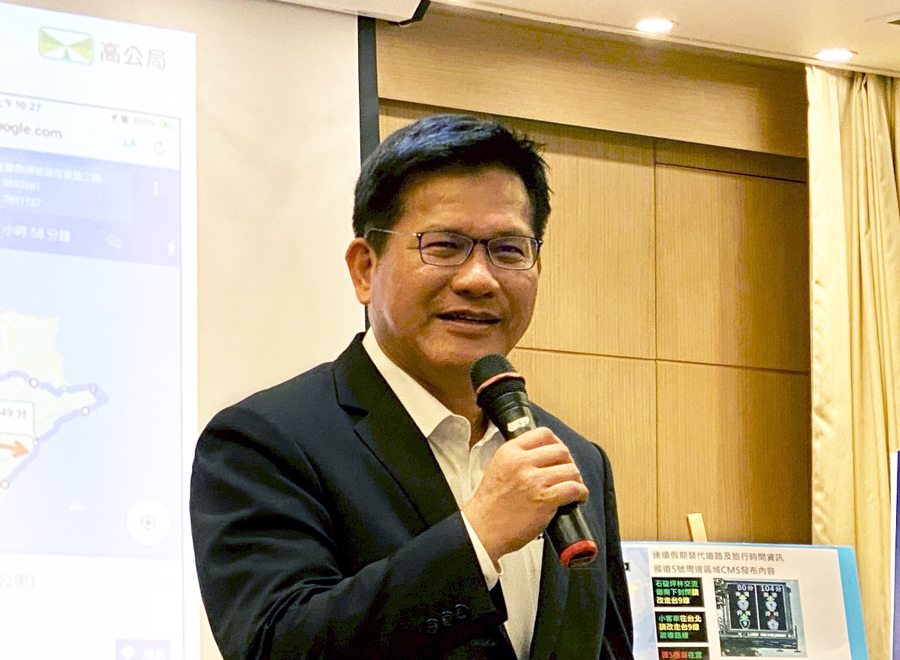 交通部長林佳龍表示，原本業者預估今年將虧上百億元，但在政府祭出500億專案融資貸款利息補貼後，相較全球航空業，台灣受損情況已經算是最輕微的。(吳琍君攝)