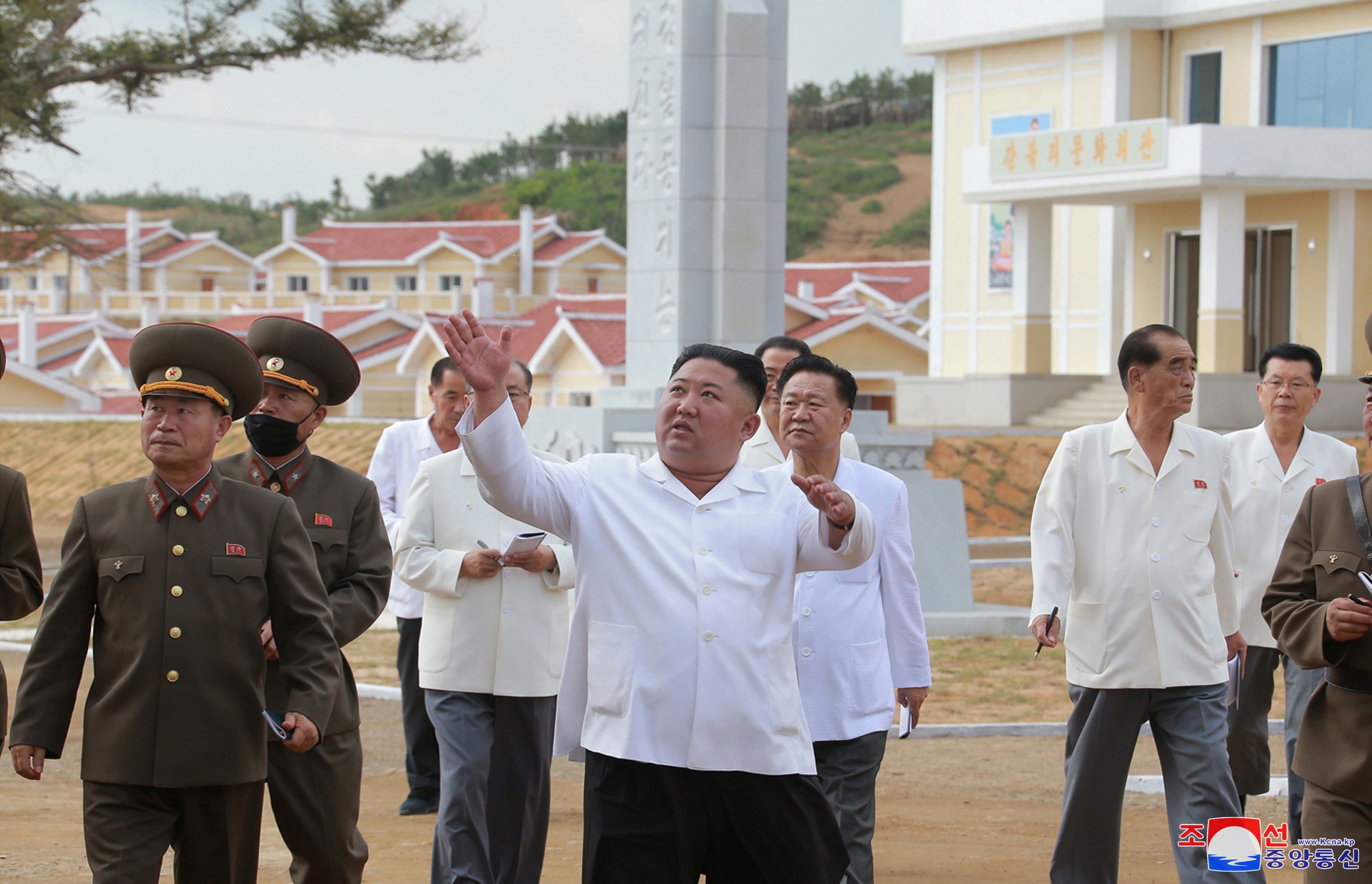 北韓領導人金正恩前往位於平壤南部的北黃河道(North Hwanghae)視察。 (RT/達志影像)