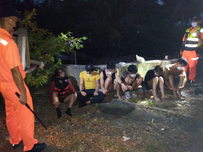 30多名越南偷渡客15日凌晨企圖從墾丁後壁湖上岸，被海巡單位發現，部分穿著救生衣跳船泅泳登岸逃逸；海巡逮捕船上及岸際共22名偷渡客，另外，包括船長在內的5名船員也被逮捕。（圖：中央社）