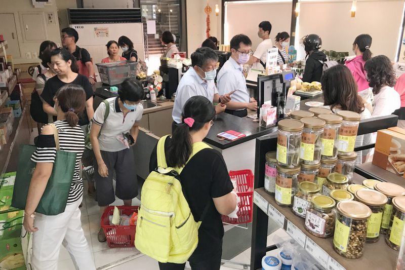農委會發行的農遊券將於17日使用截止，台北士林區農會活力生活館15日湧入人潮，結帳人員忙得不可開交。(資料照片/中央社)