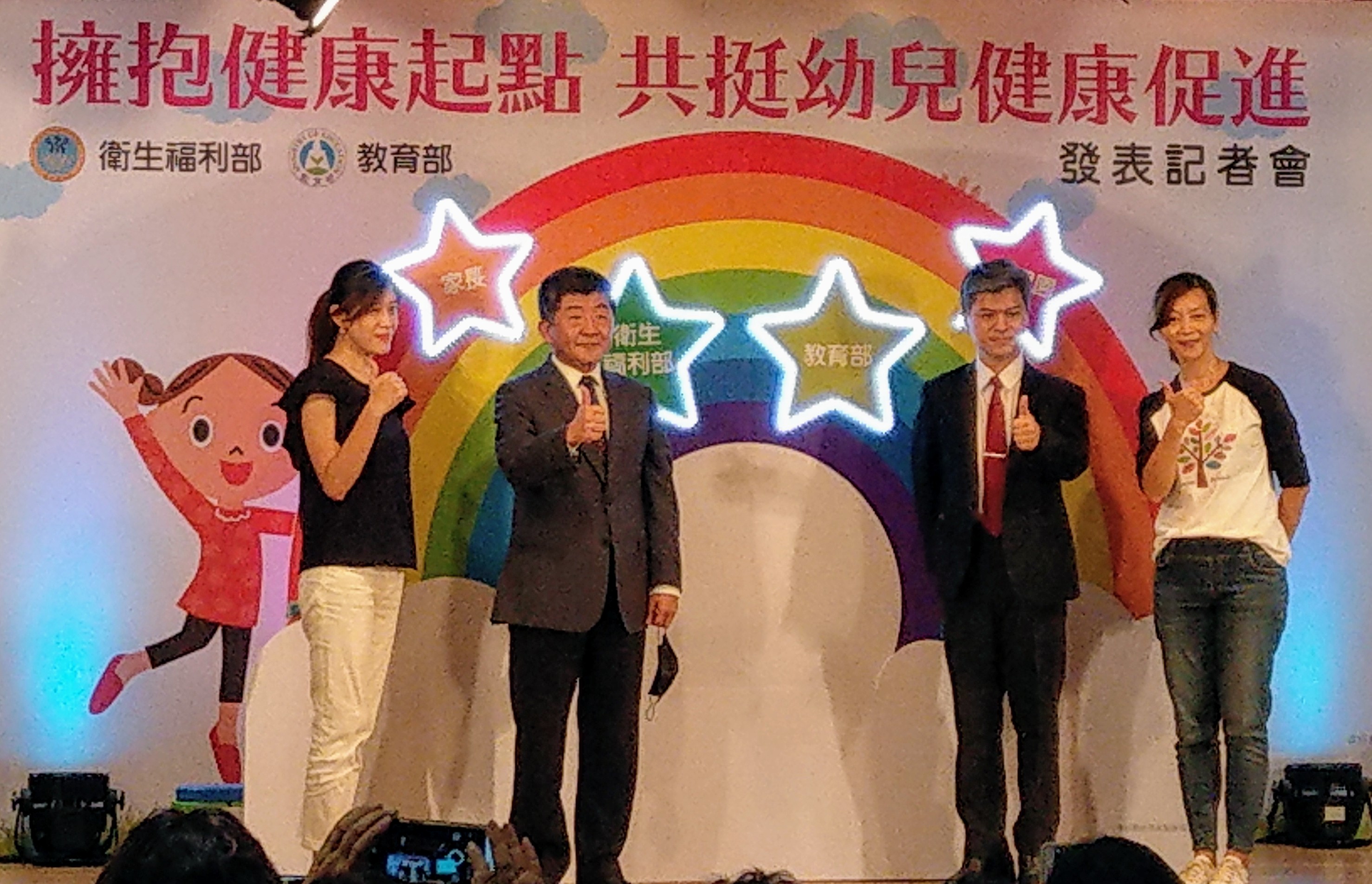 陳時中(左2)15日出席國健署活動，會前受訪表示COVAX分配疫苗無先後順序。(劉品希)