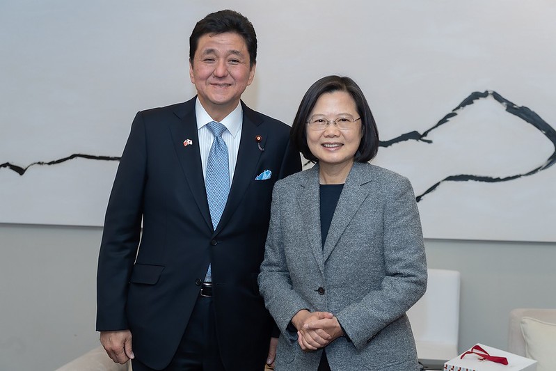 日本新內閣內定防衛大臣岸信夫曾於今年台灣總統大選後，前往總統蔡英文官邸，祝賀蔡總統大勝。（資料照片／總統府）