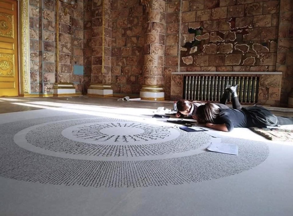 中國政府在內蒙古推行漢語教學政策引發蒙古人抗議後，現在又下令禁止五套歷史教材。圖為學生響應抗爭行動，以蒙古文書寫創作。(Nicholastrad@twitter)