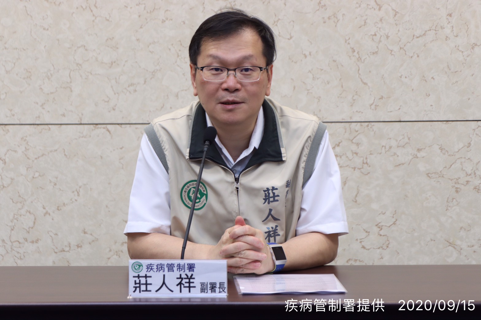 疾管署副署長莊人祥說明今年首例本土霍亂現蹤。(疾管署提供)