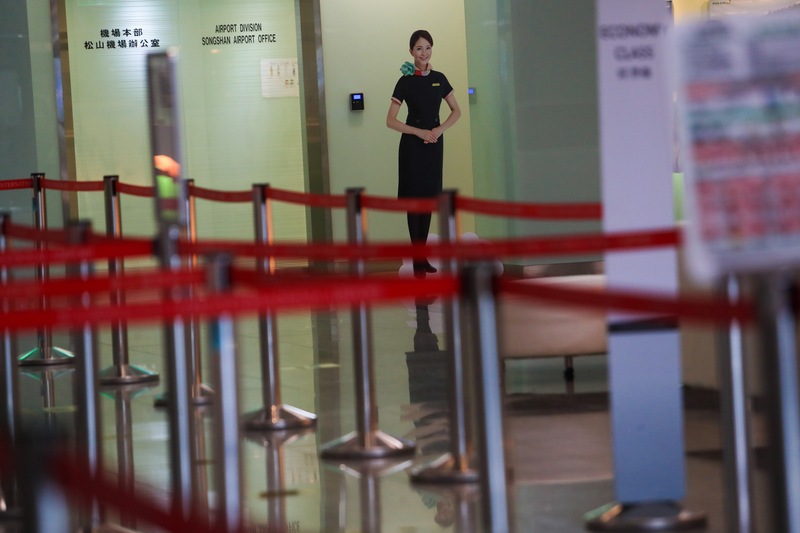 放了快一年無薪假，空服員、導遊無奈不敢離職。圖為松山機場國際線櫃檯空無一人。示意圖。(資料照片/CNA)