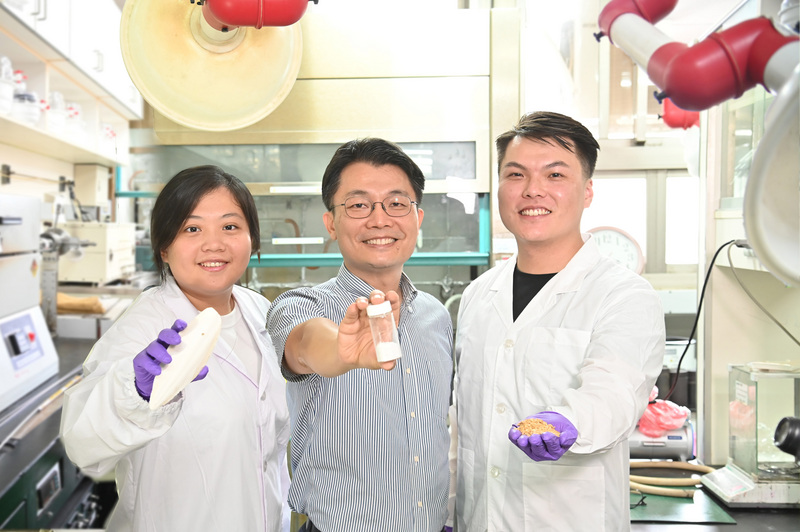 國立清華大學材料系教授吳志明(中)團隊利用回收廢棄物研發出能淨化廢水、一壓即可殺菌的透明薄膜等2種新型複合壓電材料，盼未來對防疫有幫助。(圖：中央社)