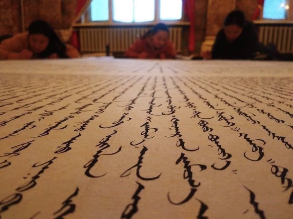 中國當局在內蒙古推行獨尊漢語的教學政策引起蒙古人抗議，但官方仍強硬推行漢語，並準備三年後學生大考就得用漢語作答。圖為學生響應抗爭行動，以蒙古文書寫創作。(Nicholastrad@twitter)