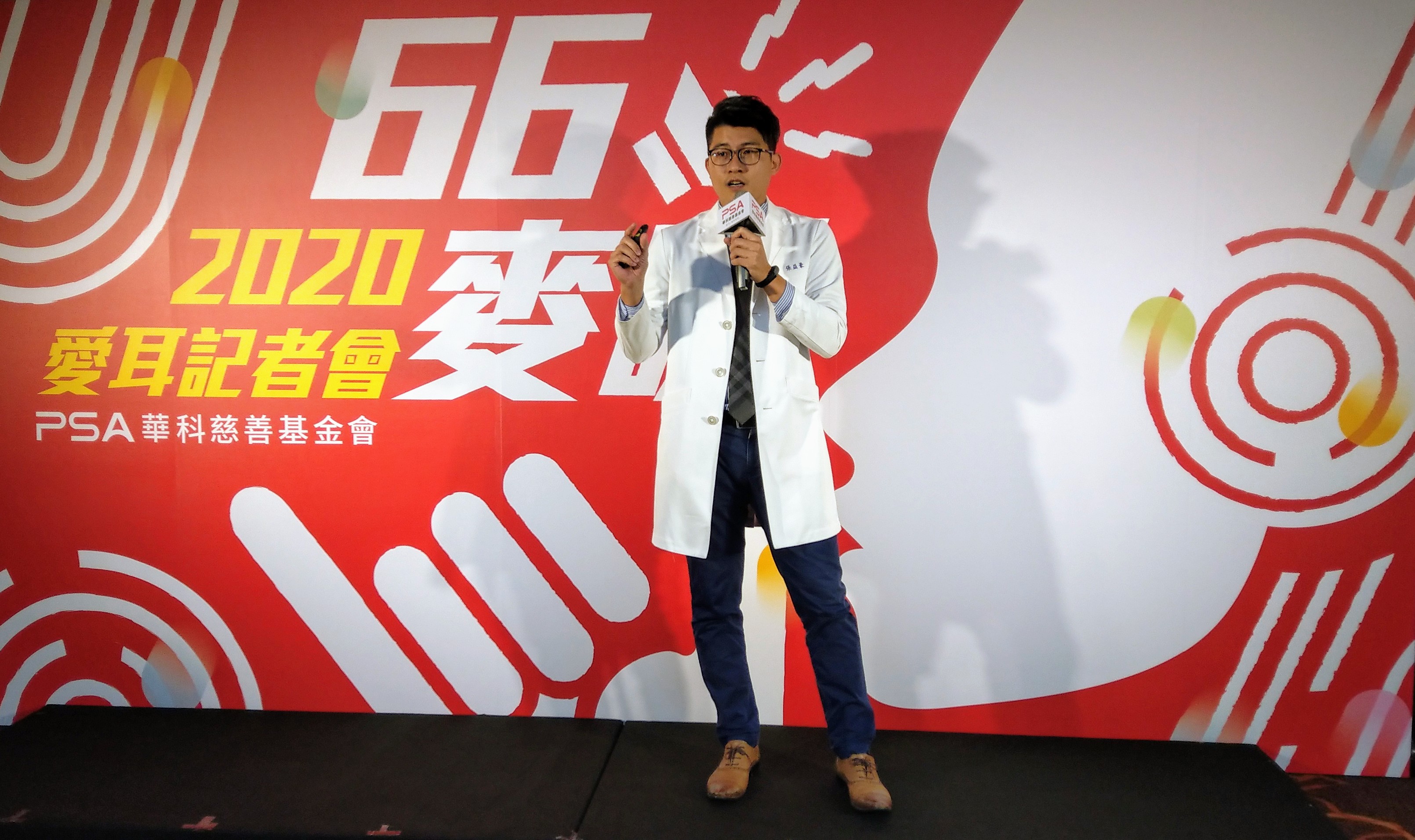耳鼻喉科醫師張益豪建議民眾使用降噪耳機，並秉持「66原則」，減少聽力負擔。(劉品希 攝)