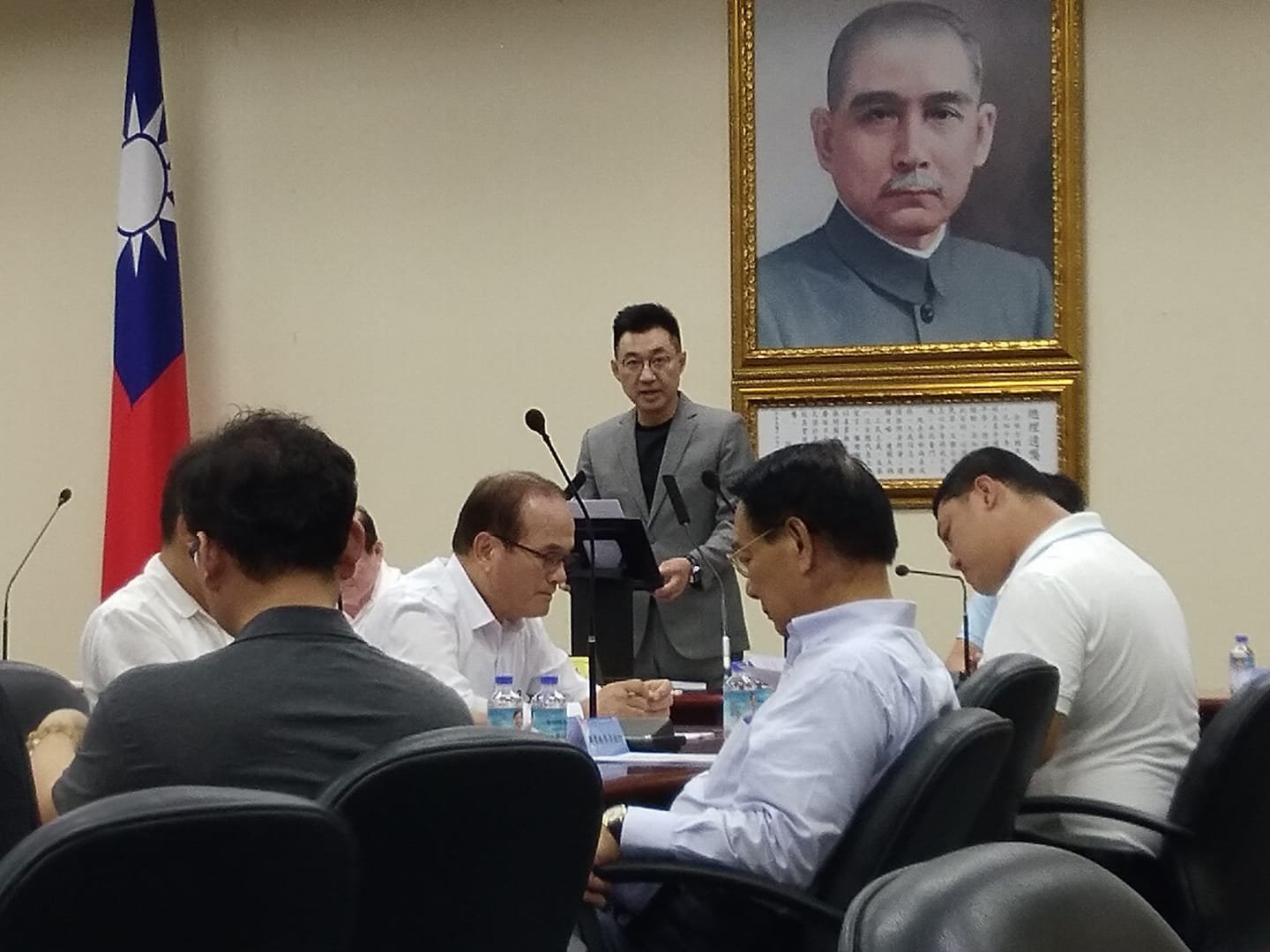 國民黨主席江啟臣16日在國民黨中常會表示，支持立法院黨團提出的「總統國情咨文」、「行政院長道歉」、「農委會主委下台」3大訴求。(王韋婷 攝)