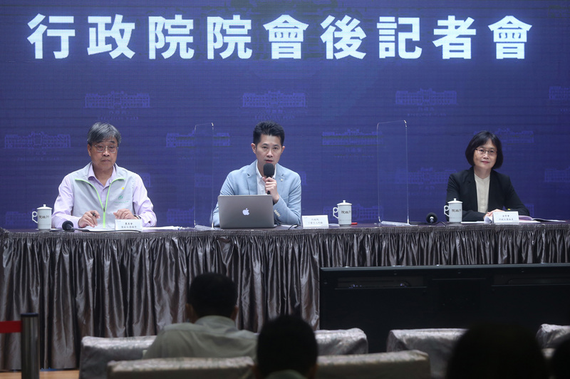 行政院會後記者會17日在新聞中心舉行，由發言人丁怡銘（中）主持，農委會副主委陳駿季（左）、金管會副主委邱淑貞（右）出席說明政策。(圖:中央社)