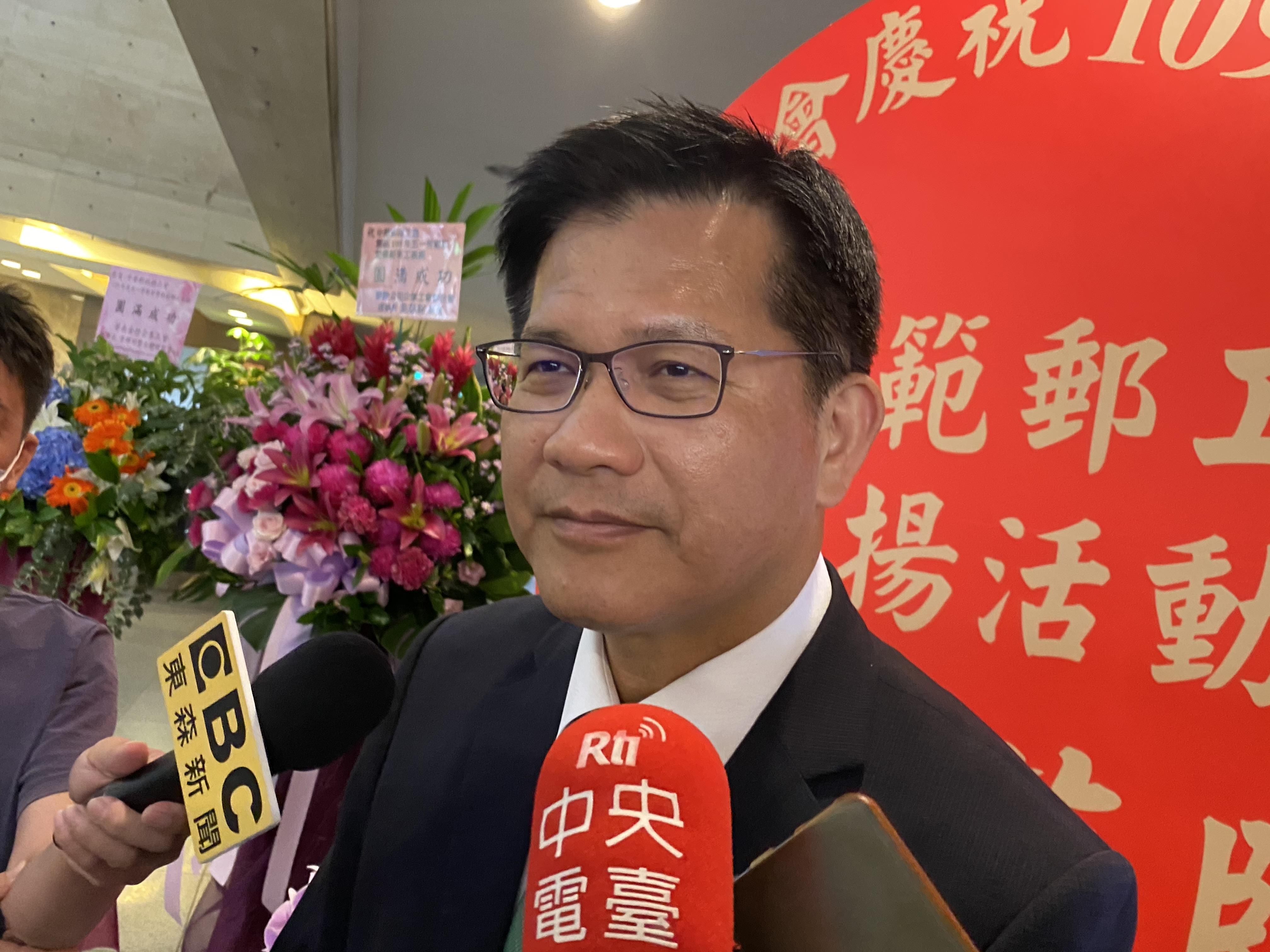 交通部長林佳龍17日出席中華郵政工會的活動時，首度透露，將配合中央流行疫情指揮中心來評估，未來是否能結合防疫措施與國境管制的鬆綁，為業者脫困求生。(吳琍君攝)