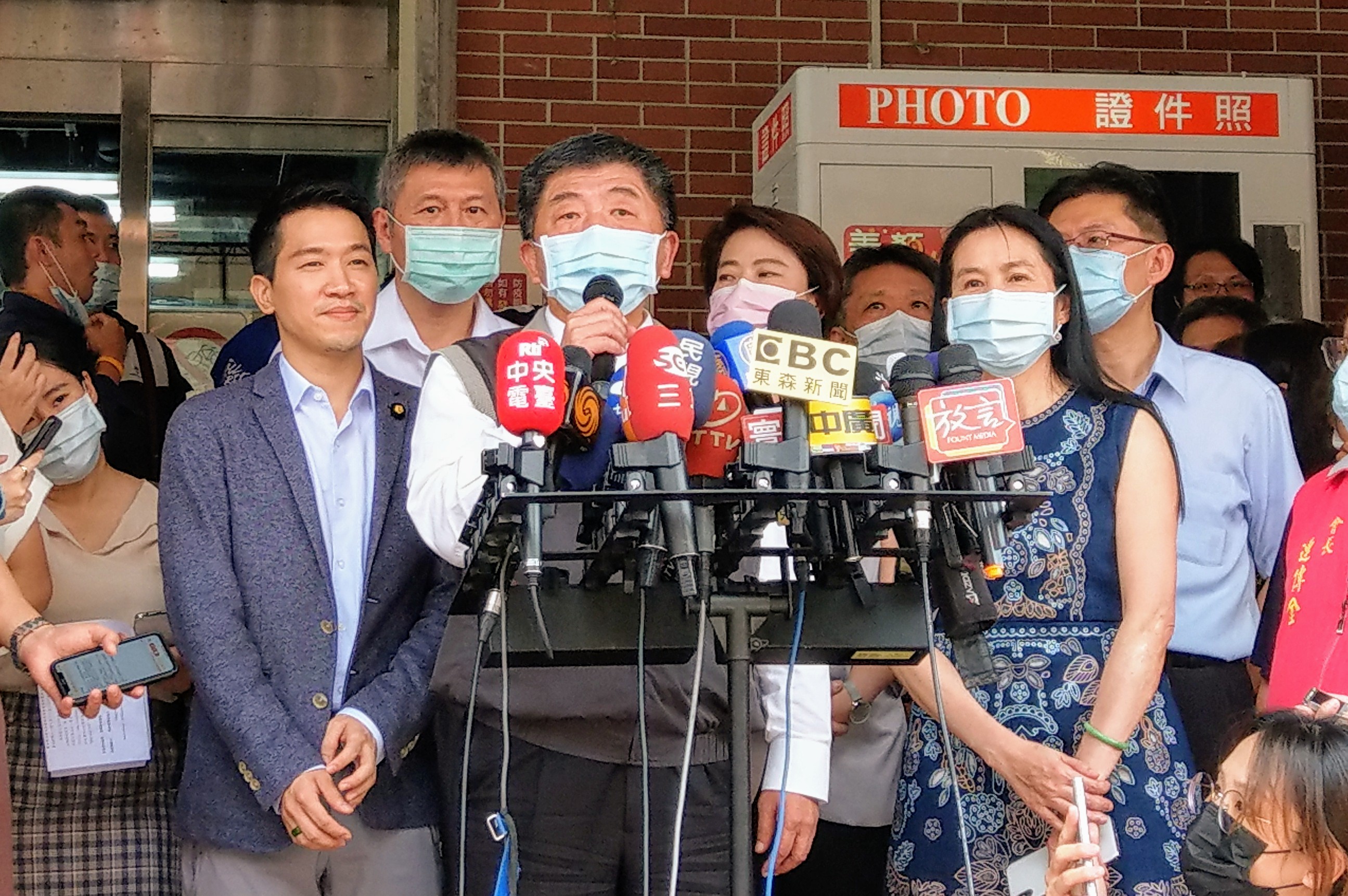陳時中17日上午前往迪化商圈，視察豬肉產地標示試辦情況。(劉品希 攝)