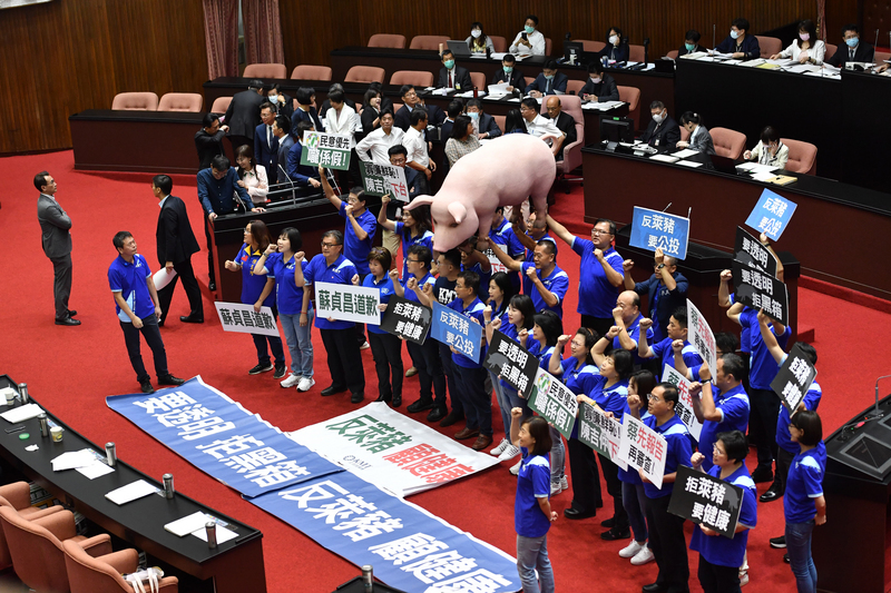 多名藍營立委要求蘇貞昌為政府黑箱開放萊豬、未與國會溝通向人民道歉。蘇貞昌則說，以國家戰略利益、豬農利益、保護消費者健康立場，這是負責任的政府，為何要道歉？(圖：中央社)