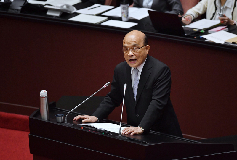 行政院長蘇貞昌18日率領行政團隊到立法院專案報告；表示政府一定會做好食安把關、落實標章標示，並強調現在是台灣打開國際經貿大門的關鍵時刻，應該要勇敢踏出關鍵一步。(圖：中央社)