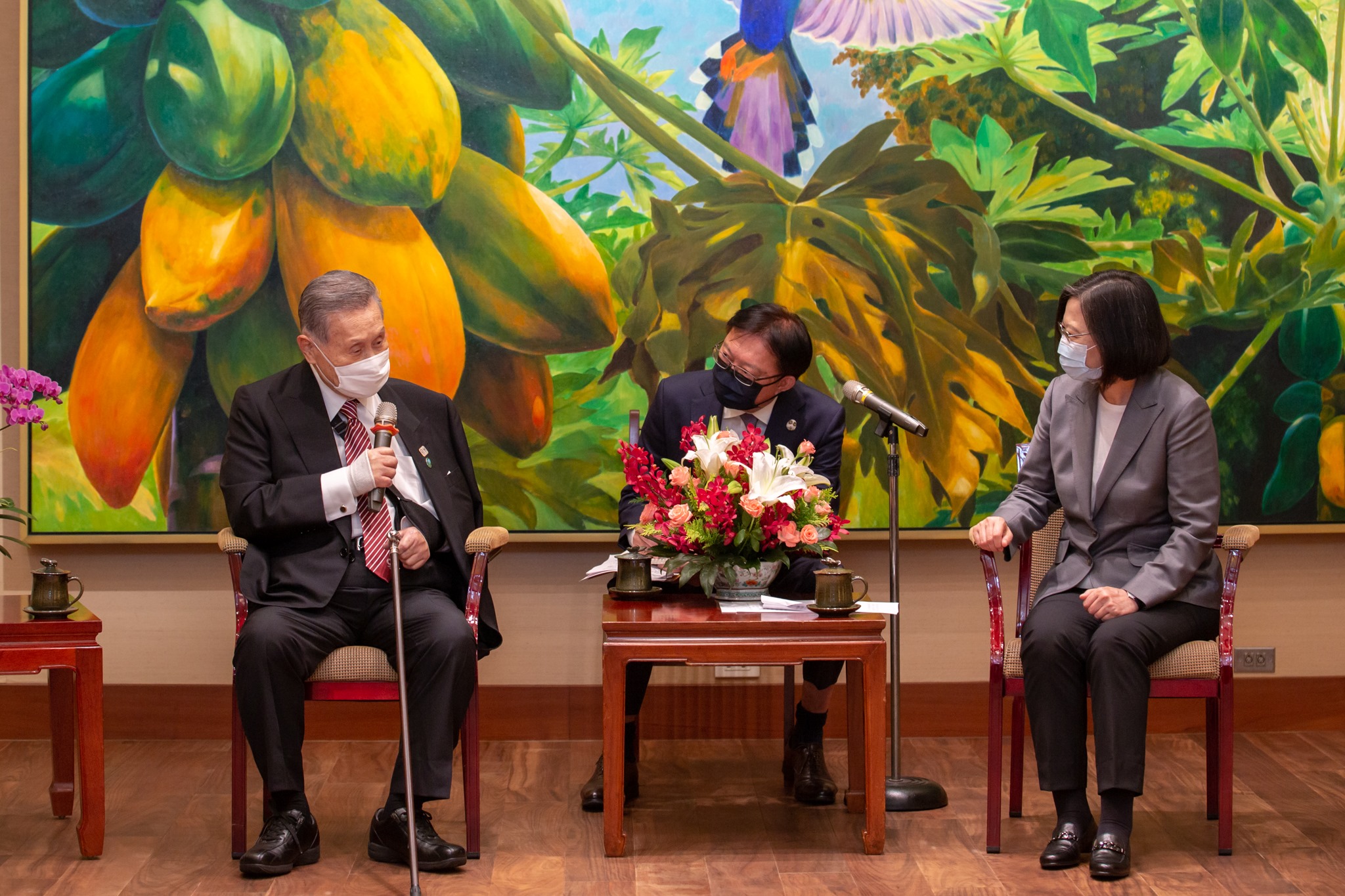 日本前首相森喜朗今天(18日)告訴總統蔡英文，新上任的日本首相菅義偉期待與蔡總統通電話。(圖：蔡英文總統臉書)