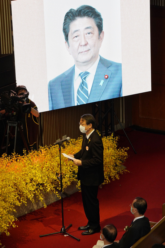前總統李登輝追思告別禮拜19日在淡水真理大學大禮拜堂舉行，日本台灣交流協會台北事務所代表泉裕泰（圖）宣讀日本前首相安倍晉三悼詞。(圖：中央社)