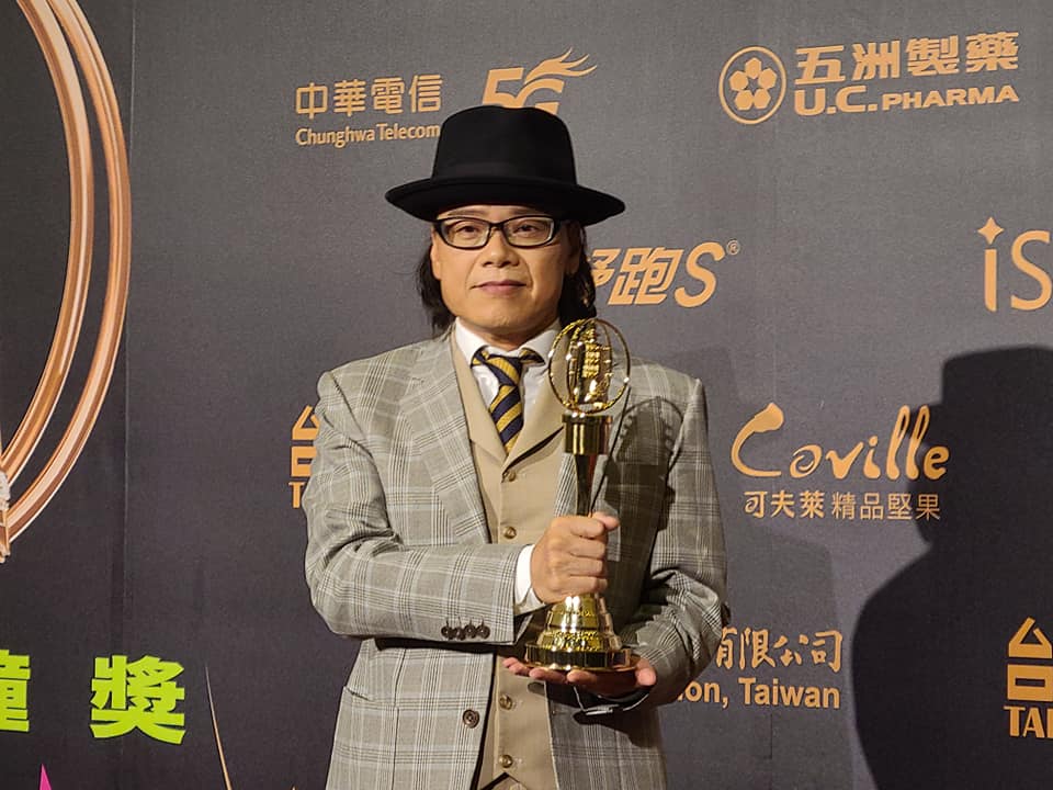 藝人流氓阿德（黃永德）以廣播節目「全世界最亮的光」，奪得生活風格節目主持人獎。（圖：中央社）