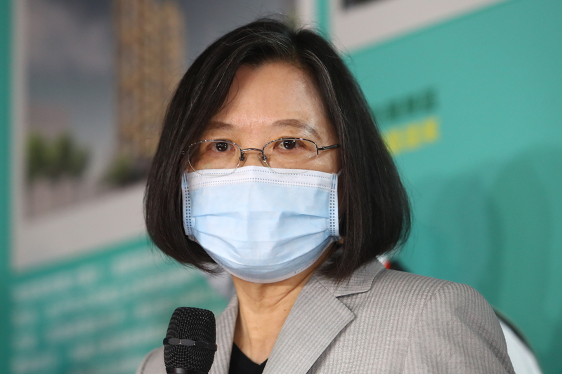 總統蔡英文（圖）20日出席危老與都更博覽會活動，她會後受訪表示，美國國務院次卿柯拉克來台，涉及台美經濟合作不同層次、議題討論，收穫豐碩，盼能及早進行台美經濟對話。(圖：中央社)