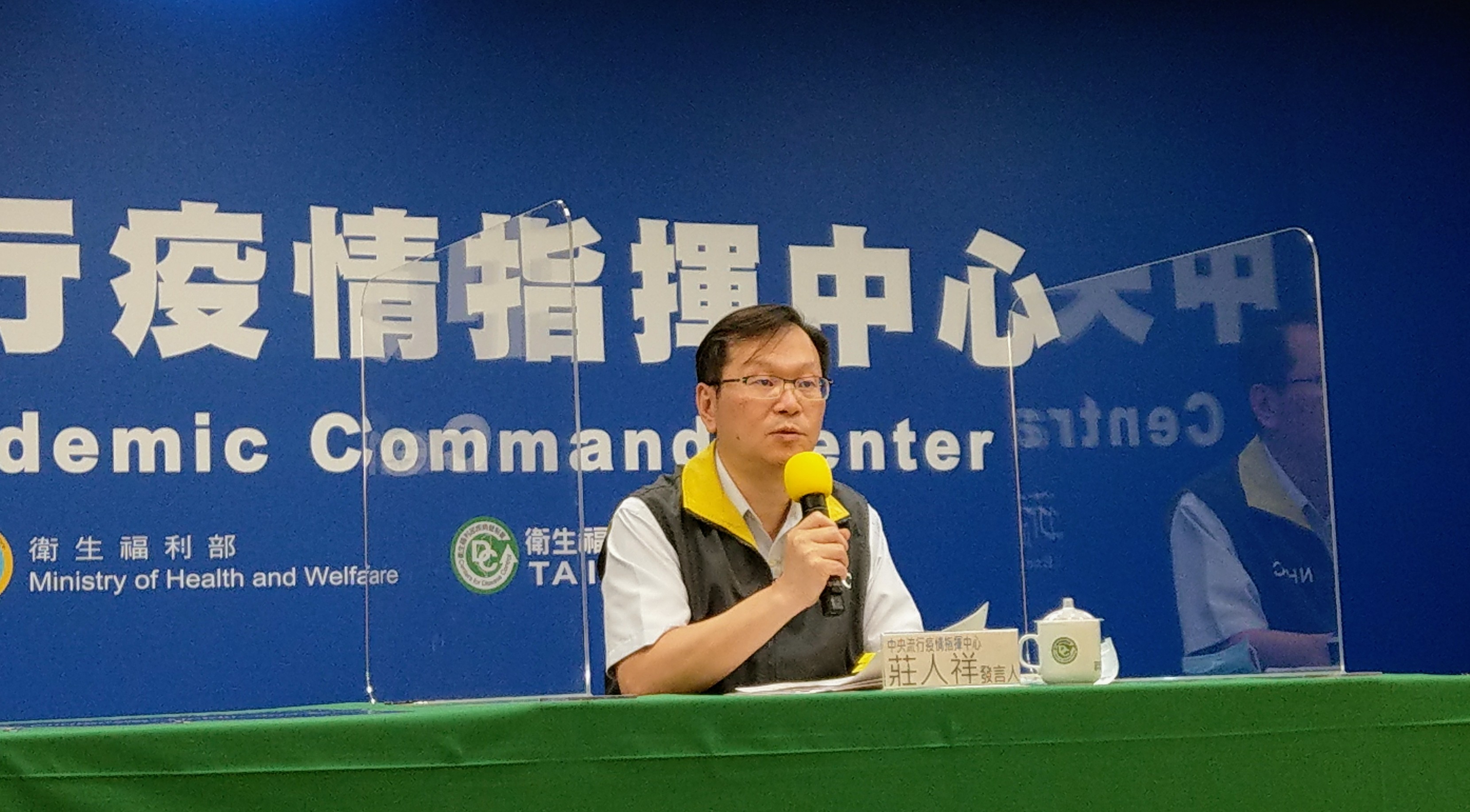 針對有民眾在網上買到雙鋼印口罩，莊人祥指出，可能是在被徵用前就已對外販售。(劉品希 攝)