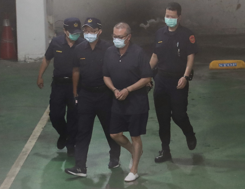 台北地檢署偵辦立委涉收賄案21日偵結，依貪污治罪條例起訴現任立法委員蘇震清（右2）等人，並移審北院。 (圖:中央社)