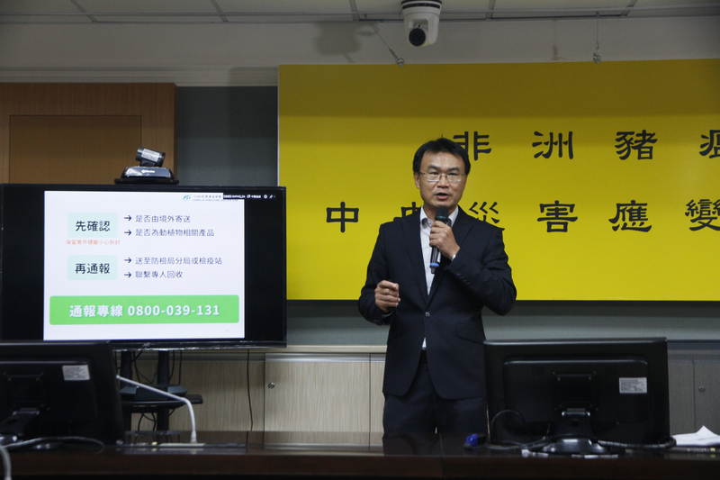 中秋將至，非洲豬瘟中央災害應變中心21日舉行記者會，農委會主委陳吉仲指出，近日有民眾反映，在臉書廣告上購買標榜台灣產製肉鬆餅，結果卻收到中國大陸製的商品，呼籲民眾慎防。(圖:中央社)