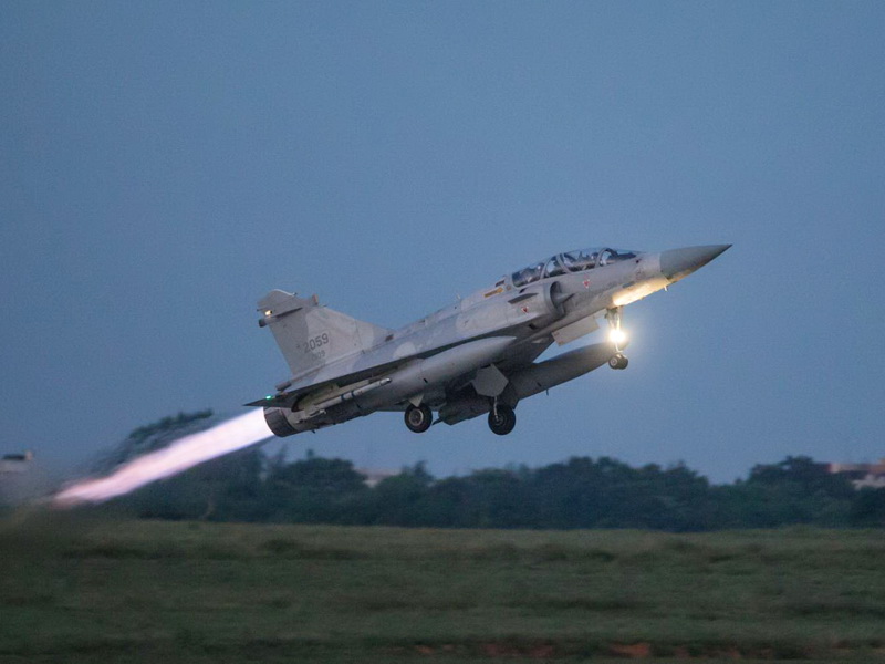 國軍22日清晨執行「聯合防空作戰訓練」，圖為幻象戰機受令後緊急起飛進行攔截演練 (軍聞社提供)