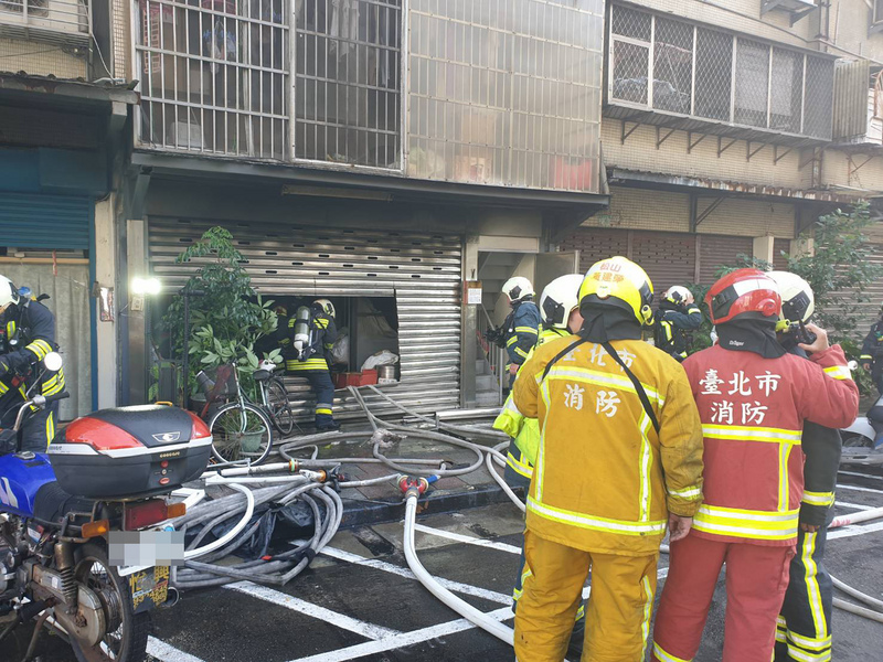 台北市內湖區康寧路一處私人養護所22日下午發生火警，台北市消防局獲報後立即前往搶救，目前火勢已撲滅，有3人救出時已無呼吸心跳、緊急送醫。（翻攝照片）