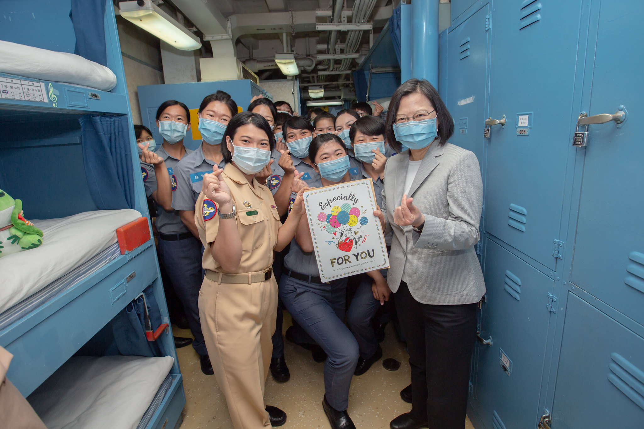 蔡英文總統視導子儀艦，了解官兵在艦上的生活情況。(總統府提供)