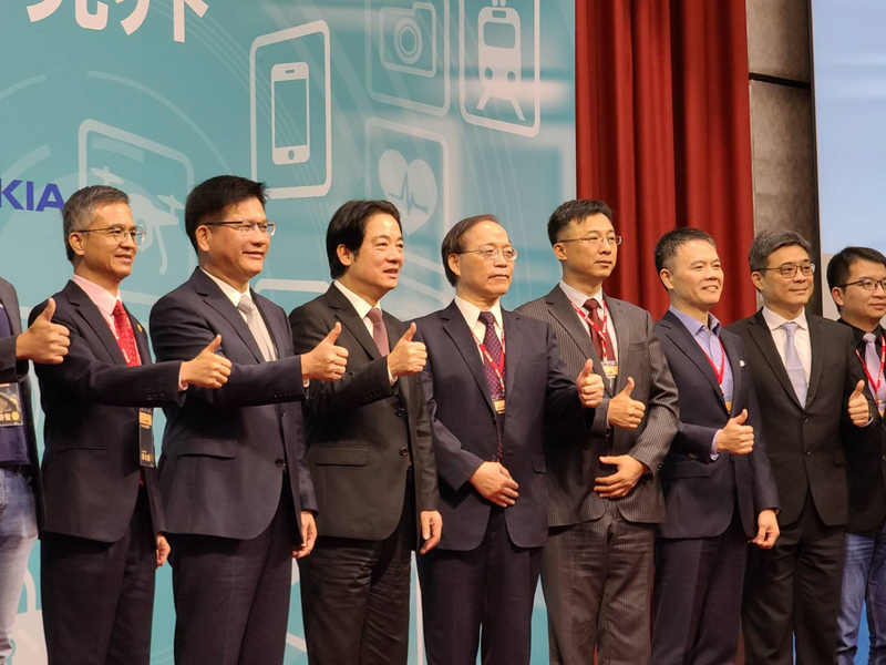 「5G×AI生活新境界」科技論壇登場，聚焦5G建設與AI商機，副總統賴清德（左3）、交通部長林佳龍（左2）、中華電信董事長謝繼茂（左4）出席。(圖：中央社)