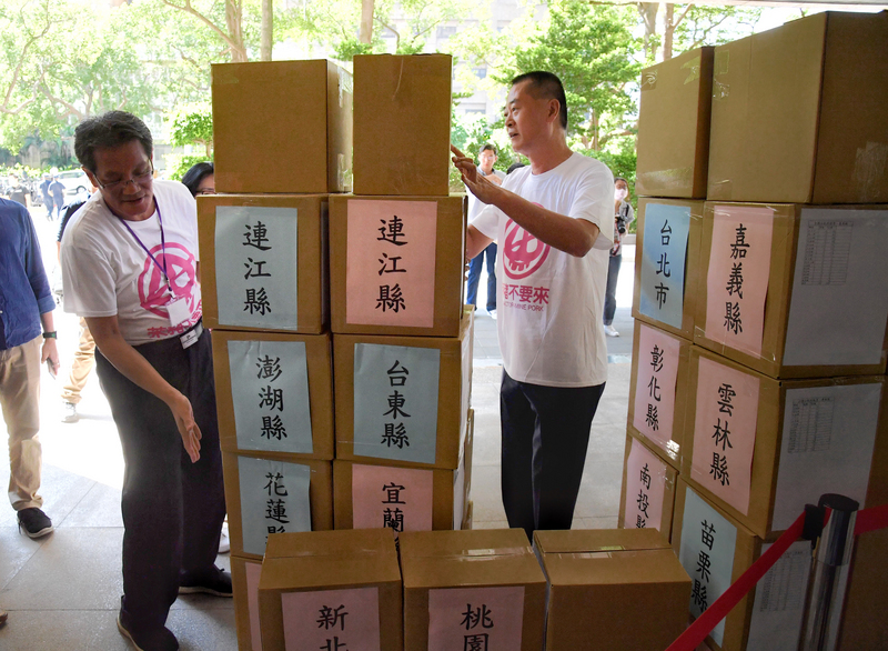 中選會要求國民黨提出的「公投大選同時舉行」、「反瘦肉精豬隻」全國性公民投票案須限期補正。(圖：中央社)