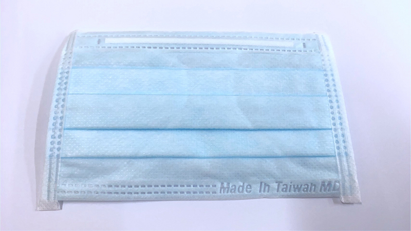 實名制雙鋼印口罩24日開賣，全台實名制藥局23日上午陸續收到熱騰騰的口罩，將加緊趕工分裝。（黃彥儒提供）(圖：中央社)
