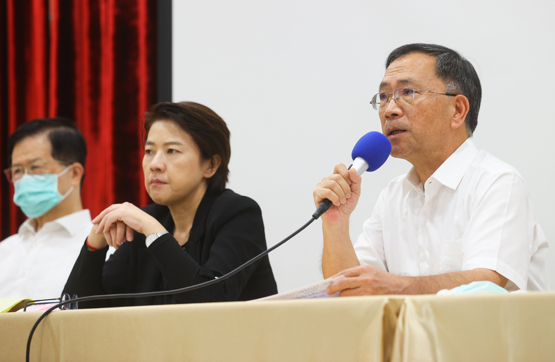 台北市內湖區一處非法私人養護所22日發生火警釀3死，台北市政府23日下午召開記者會，副市長蔡炳坤(右)、黃珊珊(中)出席說明調查情況。(圖：中央社)