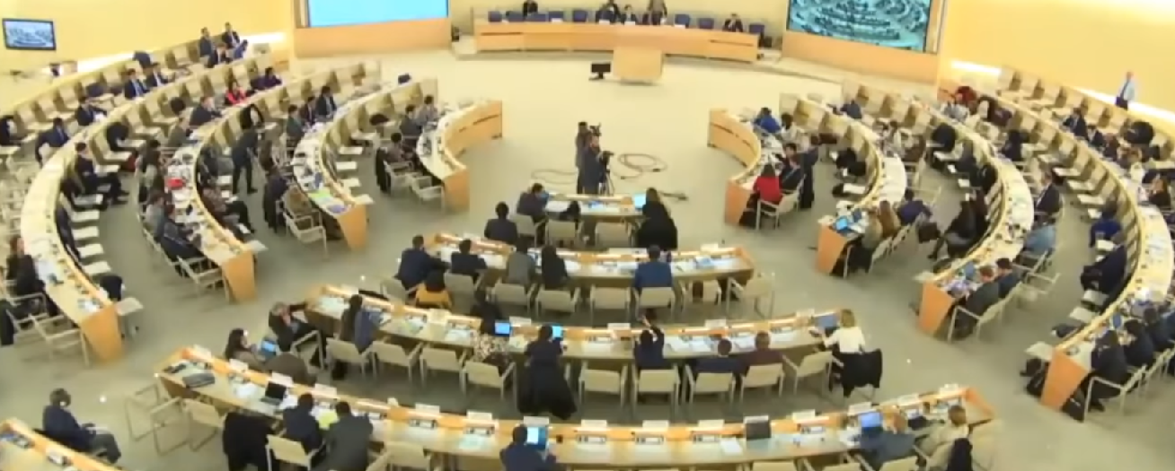 UN人權理事會談新疆，中方大聲拍桌干擾。(截自影片畫面)