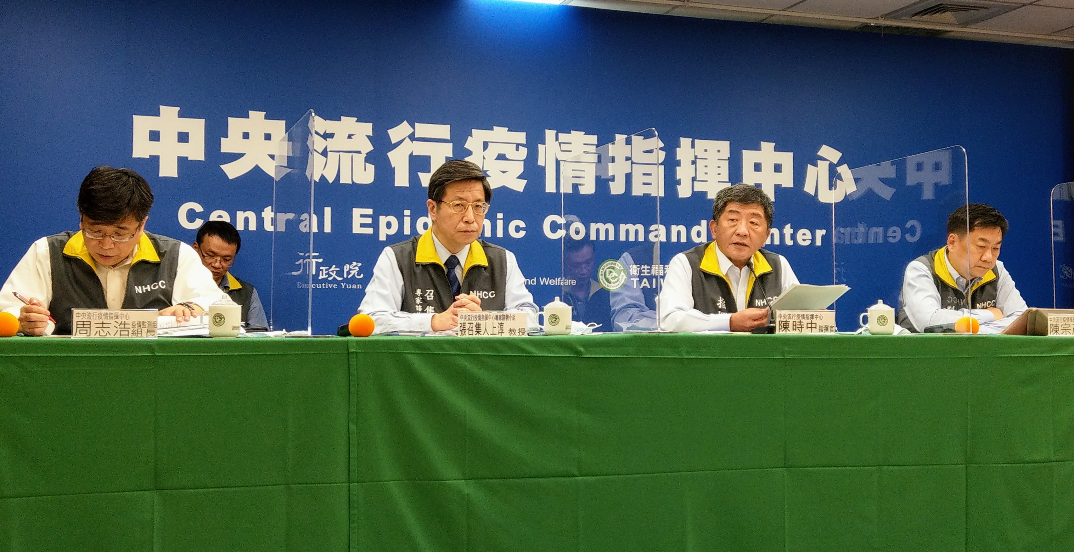 陳時中(右2)23日宣布，自24日零時起，開放團聚陸籍配偶申請入境。(劉品希 攝)