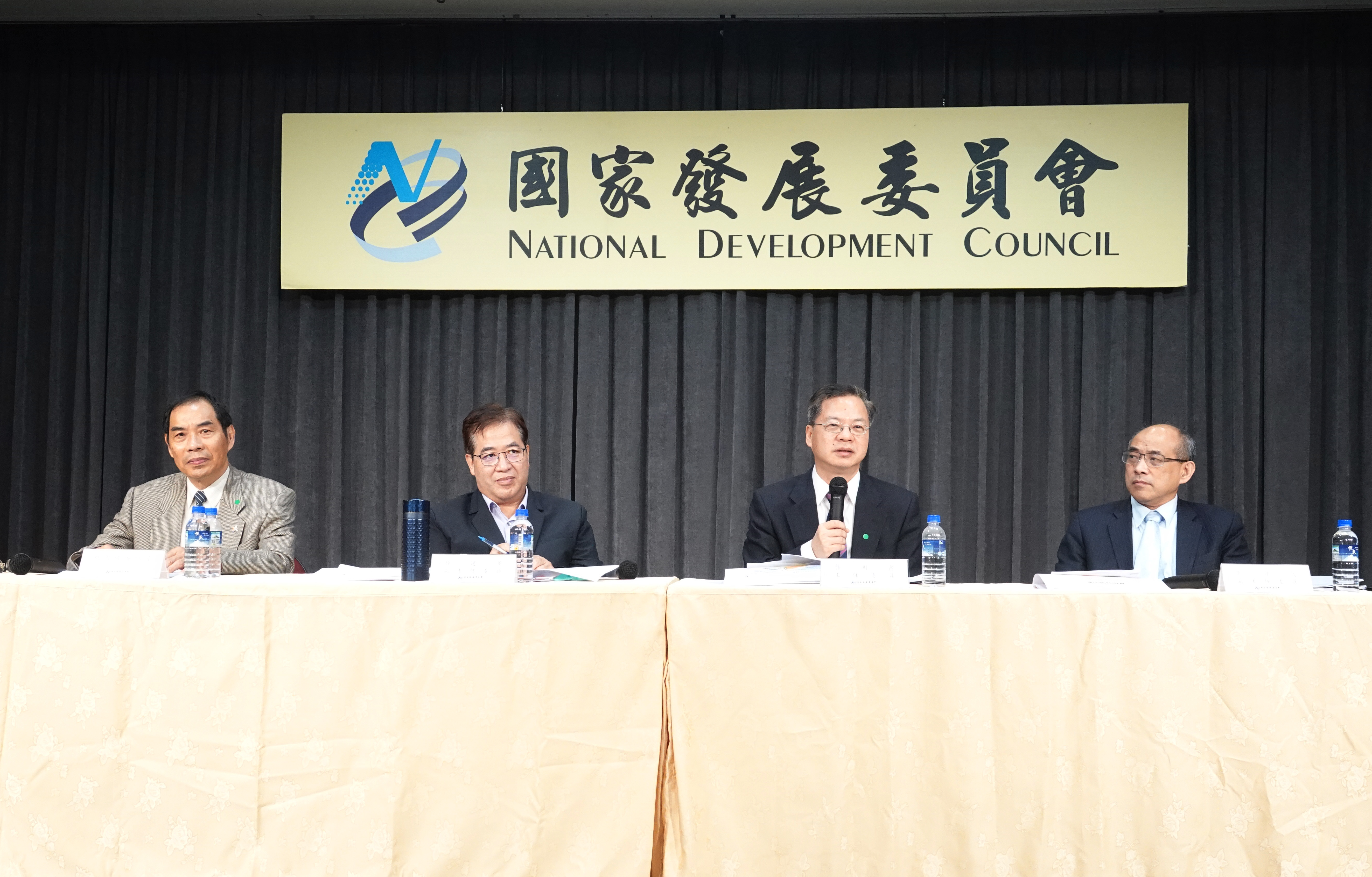 國發會主委龔明鑫推動國家融資保證機制，將成為綠能等國家重大建設一大助力。(國發會提供)