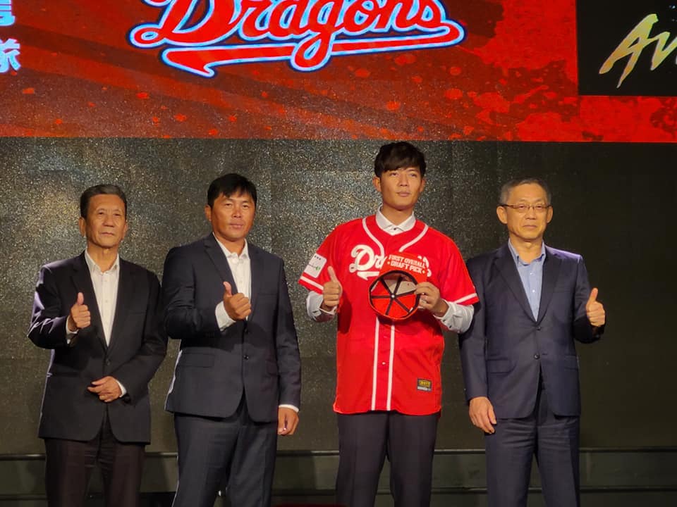 王維中（右二）加盟味全龍，合約總值約6千萬，締造中職史上新紀錄。（江昭倫攝）