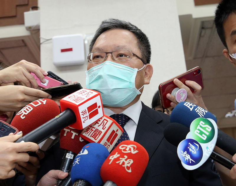 財政部長蘇建榮（圖）24日出席立法院財政委員會，會前受訪。(圖：中央社)