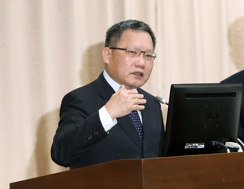 財政部長蘇建榮（圖）24日赴立法院財委會進行業務報告，他表示，其實手機報稅原本今年就要推動，但因為台灣行動身分識別(TW FidO)使用上還不太方便，因此還沒推出，明年就會推出手機報稅。(圖：中央社)