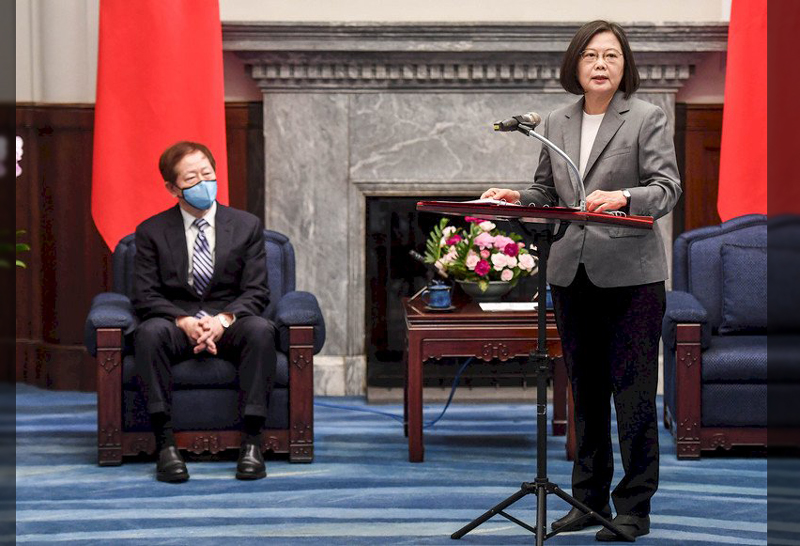 蔡英文總統(右)24日在總統府接見國際半導體產業協會(SEMI)與台灣半導體產業協會(TSIA)董監事及國內外半導體企業高層。(圖：中央社