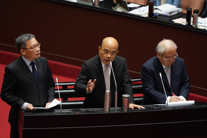 行政院長蘇貞昌（中）25日籲請朝野立委支持早日通過「紓困3.0」追加預算案，他表示，政府希望持續「顧產業、撐廠商、守就業」，對仍受疫情衝擊影響的產業延長紓困與協助措施。右為主計長朱澤民，左為財政部長蘇建榮。(圖:中央社)