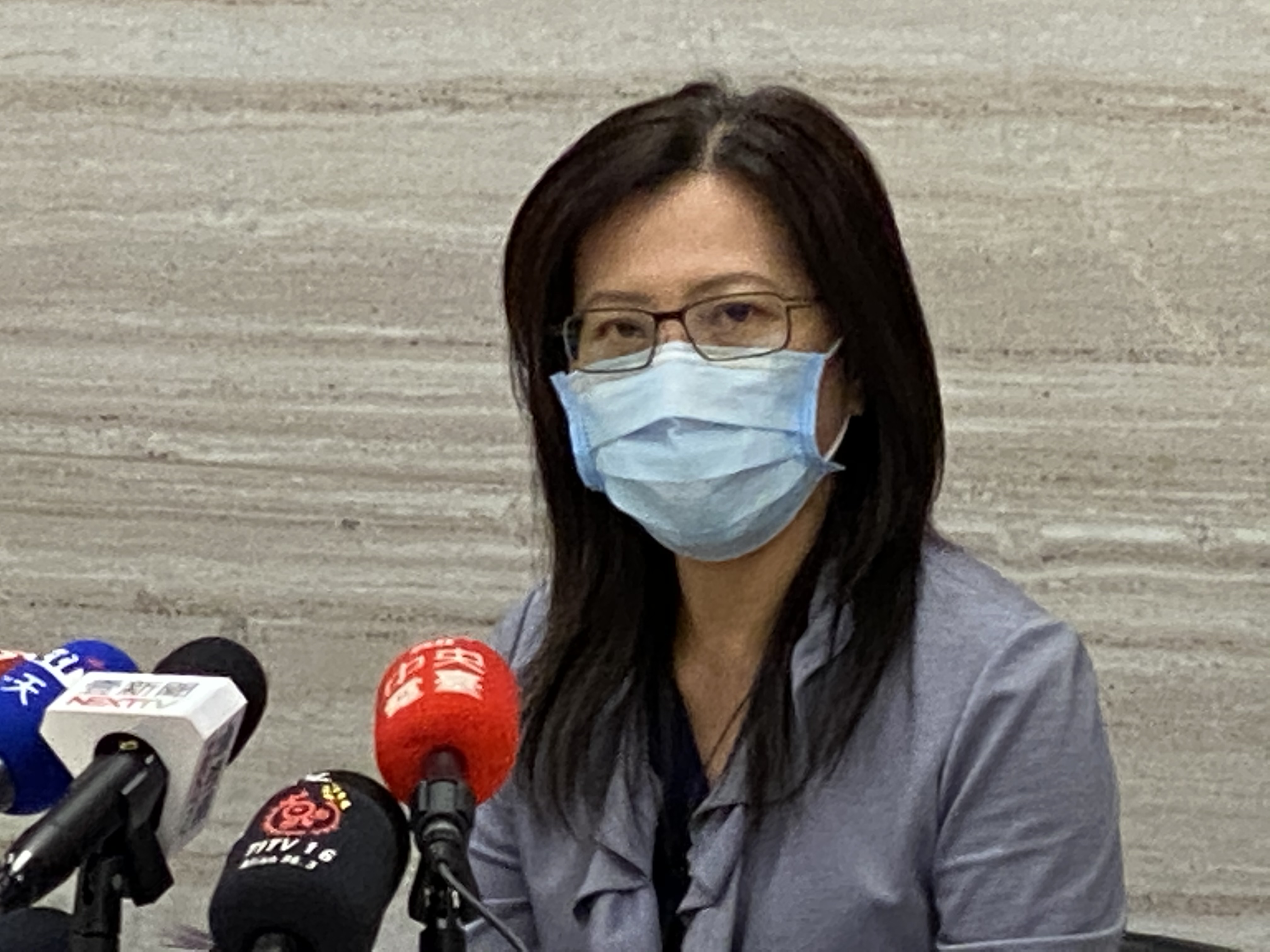 健保會執行秘書周淑婉25日出面說明健保會針對明年度「全民健保醫療給付總額及分配方式」的討論結果。(吳琍君攝)