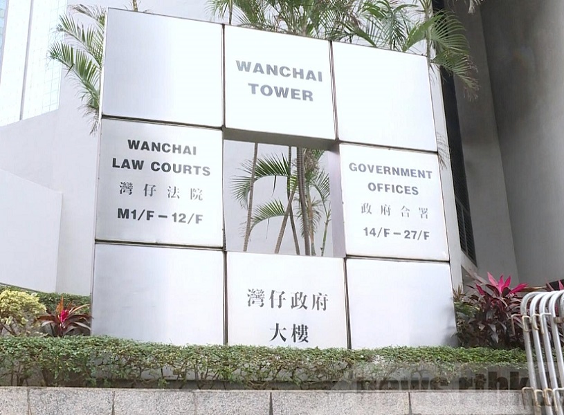 香港「反送中」示威者岑曉麟去年6月包圍警察總部及毆打一名警員，上週被裁定暴動罪及普通襲擊罪成立，法院25日判處岑曉麟4年徒刑。(圖：香港電台)