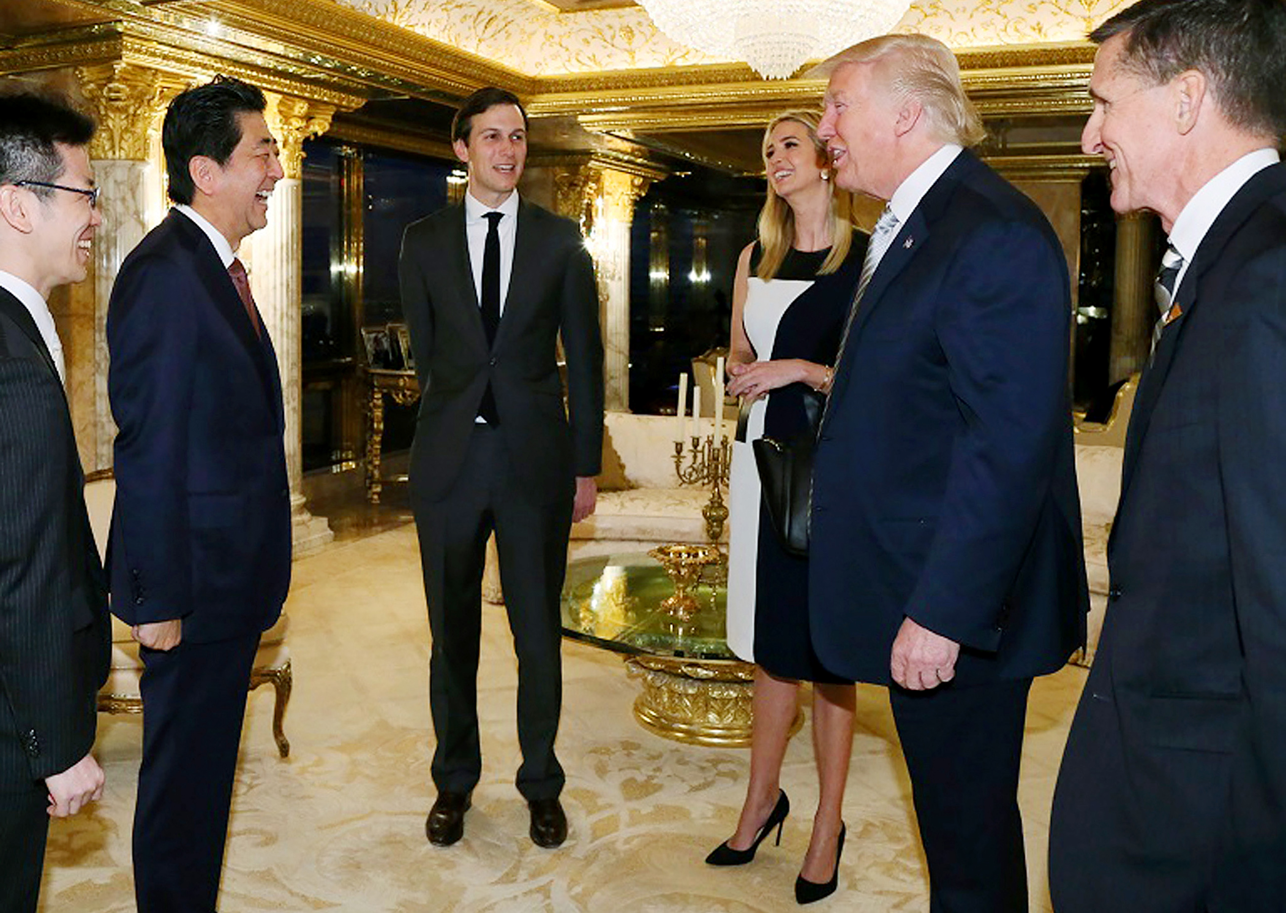 時任日本首相安倍晉三2016年11月在美國紐約的川普大樓拜會當時尚未就任美國總統的川普。 (檔案照片/AFP)