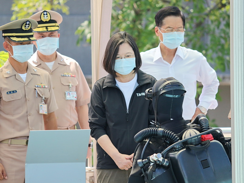 蔡英文總統南下慰勉部隊，視導海軍水下作業大隊，總統強調，身為中華民國三軍統帥，會繼續和國軍共同打拚 (央廣記者王照坤 攝)