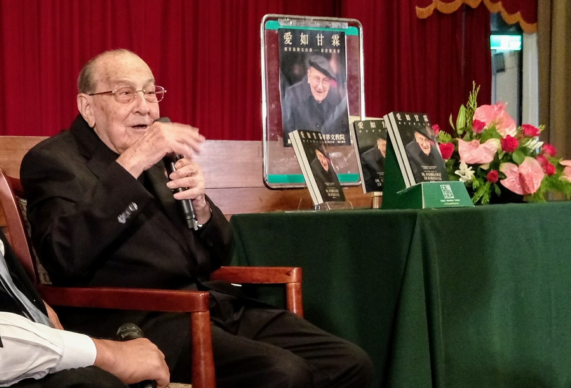人瑞神父賴甘霖發表自傳《愛如甘霖》。(陳國維 攝)