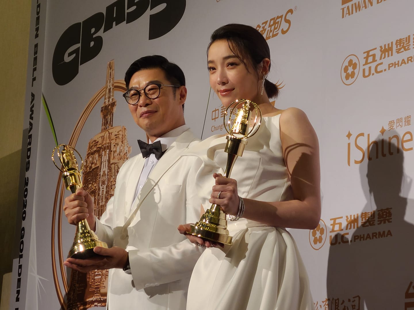 第55屆電視金鐘獎戲劇節目男女配角獎得主：馬力歐(左)、蔡淑臻(右)。(江昭倫攝)