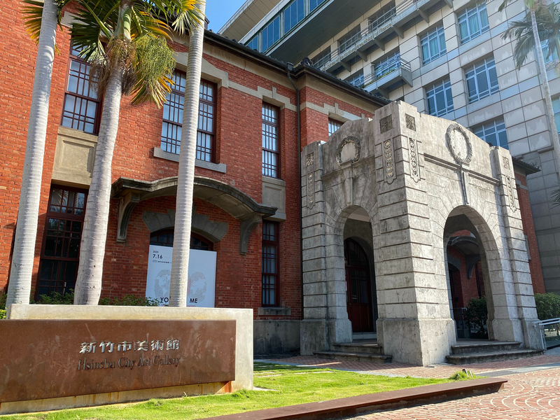 遠見縣市總體競爭力評比，新竹市拿下第一。圖為2020台灣設計展「Check in新竹－人來風」設計展場館之一新竹市美術館。(中央社)